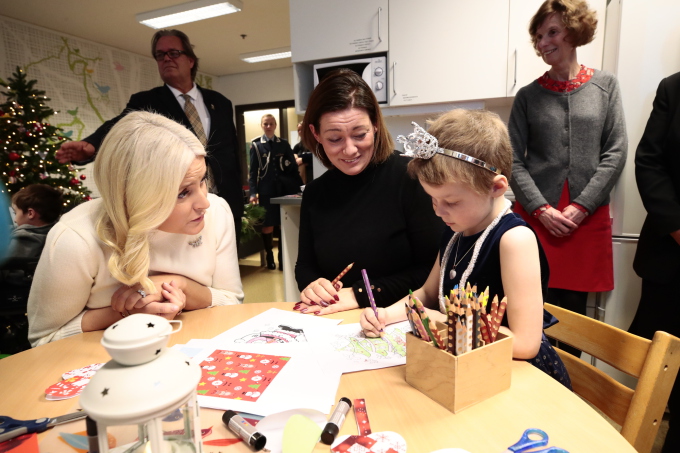 Kronprinsessen fikk flette julekurver og tegne sammen med barna. Foto: Lise Åserud / NTB Scanpix